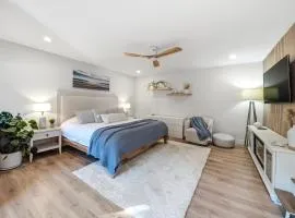 Low Tide Suite - Modern, Oceanside Suite with King Bed, Resort Pool & Hot Tub