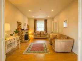The Stone House Sleeps 10 with Parking