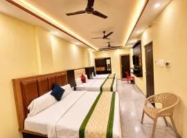 LUXURY HOTEL - Near Kashi Vishwanath Temple and Ganga Ghat- HOTEL LAXMI INN- Varanasi Pretty Hospitality & Comfirtable Room & Lift & Free Wi-Fi - near Hotel Abhilasha Palace - BEST HOTEL IN VARANASI