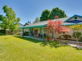 5 Mi to Sundial Bridge & River! Pet-Friendly Haven