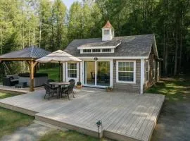 Sunny Waterfront Cottage at FarAway Pond