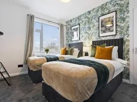 Elegant 4 Bed Home with Parking and Garden Near the City Centre