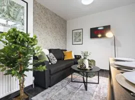 Family & Contractors Frienldy 4 Bed Home with Parking & Garden Near City Centre