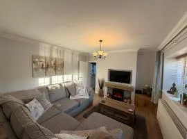 3 bed detatched cottage with onsite parking
