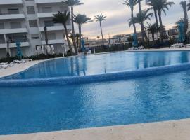 Studio une chambre sur le front de mer avec piscine partagée、ザルジスのホテル