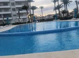 Studio une chambre sur le front de mer avec piscine partagée