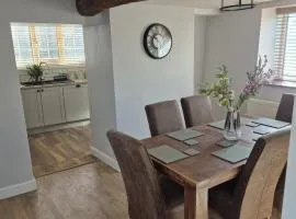3 bed detatched cottage with onsite parking