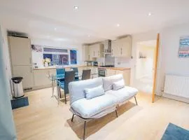 3 BR Bungalow with Parking Garden & Fast WiFi