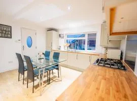 3BR Holiday-Home Bungalow with Free Parking, Large Garden & Fast WiFi