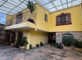 Amplia casa cerca del corazón de Querétaro