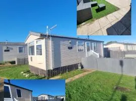 1 minute walk to the beach here! 37 Unity Beach Brightholme Brean sleeps 6 Pet friendly Pets stay free