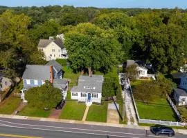 Pet-Friendly Cottage Walk to USNA Stadium