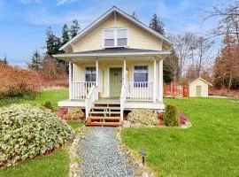 Cozy Cottage w/ Hot Tub in Freeland, Pets Welcome!