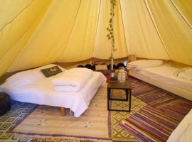 Tipi coloré à la Ferme à la plage, Hotel in Le Porge