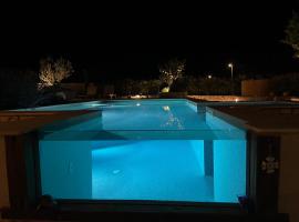 Vacation House Lavanda NEW! Heated pool, hotel i Zadvarje