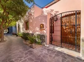 Casa de Aloha! Beautifully Decorated! Steps from pristine Beach, Spa's and Restaurants!
