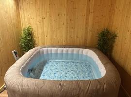 Cosy 2 Bedroom Coastal Retreat with Sea Views and a Private Indoor Hot Tub, hotell sihtkohas Margate