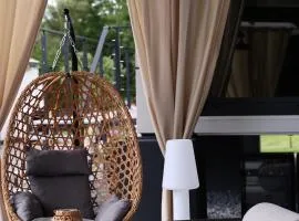 Glamping L tiny , 2Ferienhäuser mit stillvolles Design und hohem Komfort Sauna Hot Tub