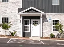 Luxury Townhome Near Liberty Sleeps 8