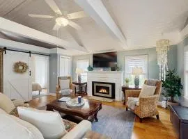 Peaceful marshview escape with large sunroom AC outdoor firepit & dog friendly