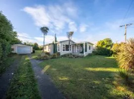 Short Walk to Lake and Shops - The Green House