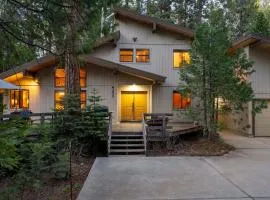 Peaceful Cabin Getaway Relaxing By the Creek Walking Distance to Town