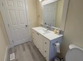 Vancouver Guesthouse Eliott St- 15 Min to Downtown, Transit Access & Free Parking