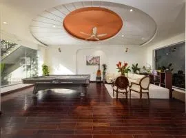 Spacious 8BR Rooftop Jacuzzi Villa for Groups near West Lake