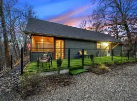Riverfront View Getaway Cabin Near Broken Bow, Oklahoma