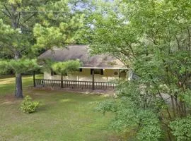 3BR Riverfront Cabin with Hot Tub, Game Room & Kayaks Near Broken Bow, Oklahoma