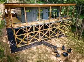 Luxury Treehouse Retreat with Hot Tub Near Downtown Helen, Georgia