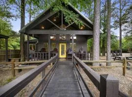 Family-Friendly Riverfront Cabin with Kayaks & Hot Tub in Broken Bow, Oklahoma