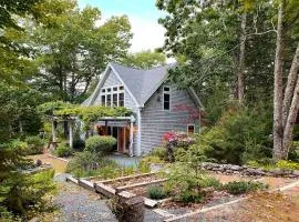 Coastal Beach House with Fireplace & Pool Table in Franklin, Maine