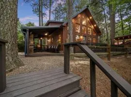 Charming 2BR Riverfront Cabin with Kayaks & Hot Tub in Broken Bow, Oklahoma