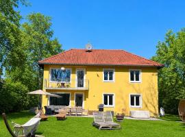 Large Munich house with 4 bedrooms in a quiet and greened villa area near Munich，慕尼黑的飯店