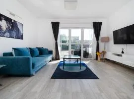 Helińskiego Comfy Apartment by BookingHost