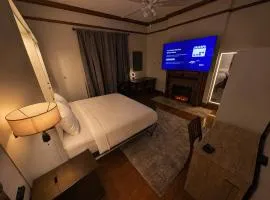Lux Private King Room Hot Tub Fireplace