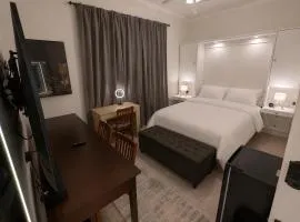 Lux Private Queen Room Hot Tub Workspace