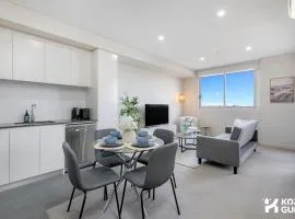 KozyGuru | Merrylands | Balcony Chic with Parking