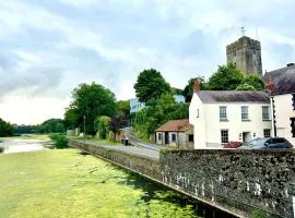 Beautiful 3 Bed Cottage in the Heart of Pembroke