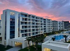 Sea Breeze Park Residence 2 , Studio with a balcony ,pool view near waterpark and circus