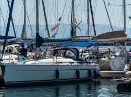 Yacht Pipit - Unique Stay in Marina of Kavala, hotell i Kavala