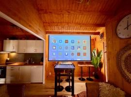 Cozy chalet with private jacuzzi and home cinema between Amsterdam Haarlem and Schiphol Airport, hotelli kohteessa Vijfhuizen