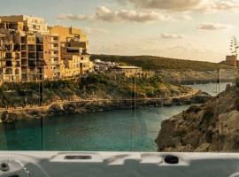 Water's Edge Suite Xlendi Direct Seafront with Private Roof Top Jacuzzi、Munxarのホテル