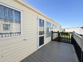 Lovely 6 Berth Caravan At St Osyth Beach, Near Clacton-On-Sea Ref 28021Gc