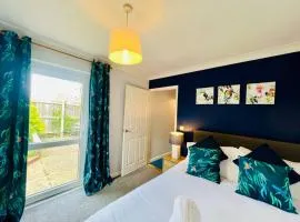 Bright & Sociable Home with Garden Retreat