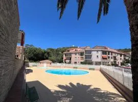 Superbe T2-T3 rénové, bord de mer, piscine, parking privé