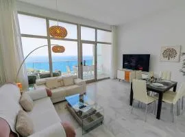 Luxury apartment on the 41st floor with stunning sea views