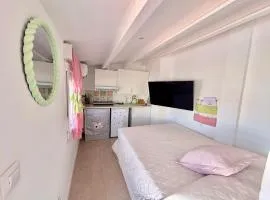 Habitación con baño y cocina