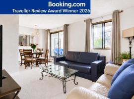 Entire Downtown Condo steps to Stampede and BMO with Parking, 1,5 hrs to Banff, ξενοδοχείο στο Κάλγκαρι